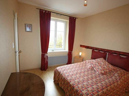 1 dormitorio con cama, ventana y mesa en Gîte Saint-Dié-des-Vosges, 2 pièces, 2 personnes - FR-1-589-209 en Saint Die