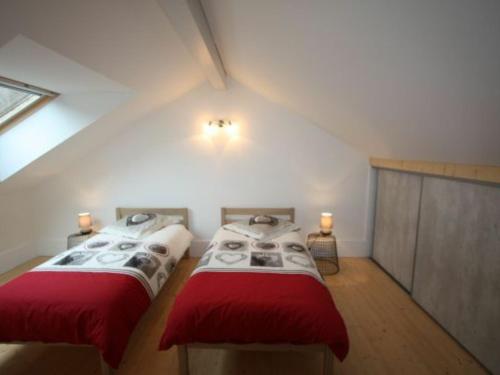 Duas camas num quarto no sótão com lençóis vermelhos em Gîte Fraize, 4 pièces, 6 personnes - FR-1-589-112 em Fraize
