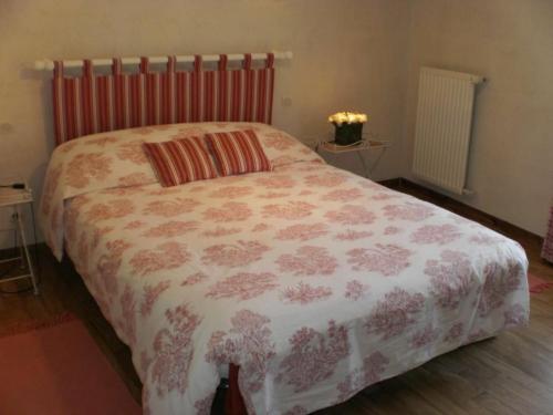 En eller flere senge i et værelse på Gîte La Gaubretière, 3 pièces, 5 personnes - FR-1-426-171