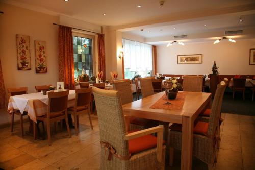 a dining room with a table and chairs at Rixbecker Alpen - Hotel Koch in Lippstadt