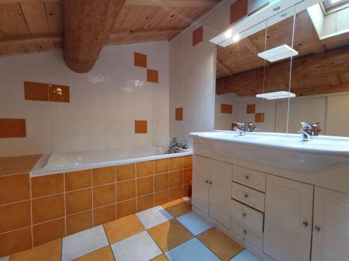 A bathroom at Gîte Riotord, 5 pièces, 9 personnes - FR-1-582-292