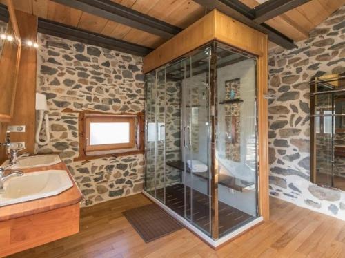 La salle de bains en pierre est pourvue d'une douche et d'un lavabo. dans l'établissement Gîte Rosières, 4 pièces, 6 personnes - FR-1-582-201, à Rosières