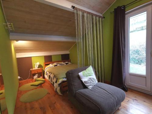 Maison avec piscine privée et jardin à 5 min du Puy-en-Velay, idéale pour découvrir la Haute-Loire - FR-1-582-320 في Espaly-Saint-Marcel: غرفة نوم بها سرير وكرسي ونافذة