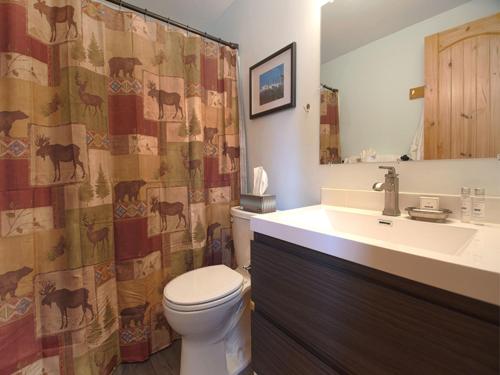 Koupelna v ubytování Silverado I Building B Unit 204