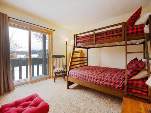 Postel nebo postele na pokoji v ubytování Silverado I Building B Unit 204