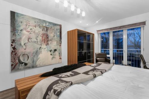 1 dormitorio con 1 cama grande y una gran pintura en la pared en Luxury Apartment Central Reykjavík, en Reikiavik