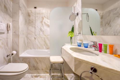 A bathroom at UNAWAY Hotel Empire Roma