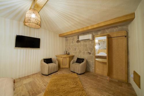 TV a/nebo společenská místnost v ubytování Cappadocia Naif Hotel - Adults Only