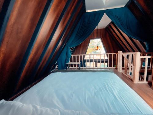 a bed in a tent with a window at SAPANCA KIYI BUNGALOV&CAFE in Sakarya