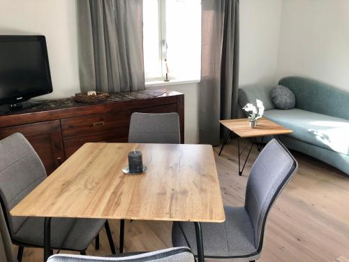 - un salon avec une table et des chaises en bois dans l'établissement Hanna`s Home, à Innsbruck