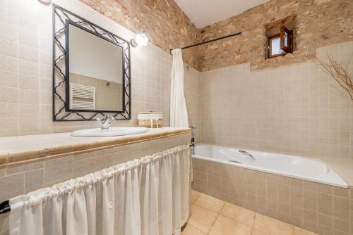 A bathroom at Finca Ca'n Puig