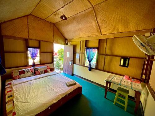Postel nebo postele na pokoji v ubytování Rainbow House Pai