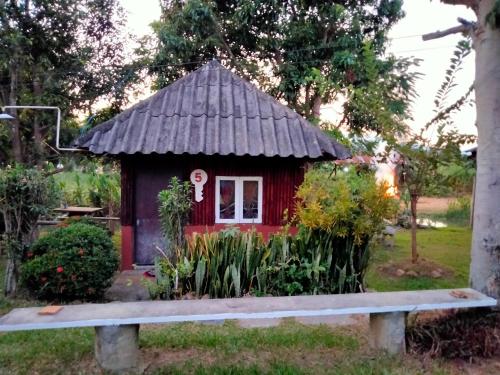 Κήπος έξω από το Rainbow House Pai