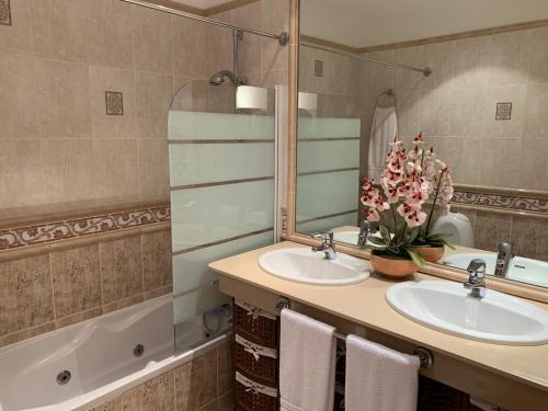 a bathroom with two sinks and a tub at El Cercado in Icod de los Vinos