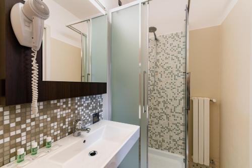 uma casa de banho com um lavatório e um chuveiro em B&B Hotel Trieste em Trieste