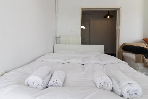 Een bed of bedden in een kamer bij An adorable Apartment in Athens