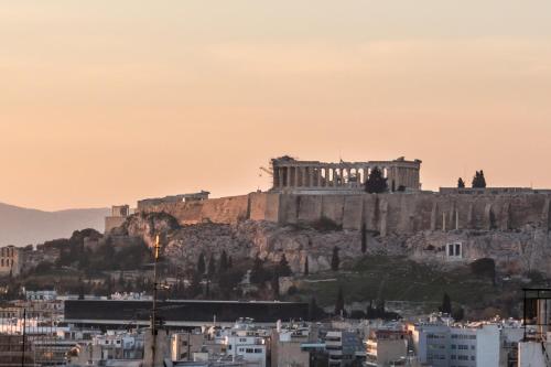 Renovated 3 bedroom apt with Acropolis View
