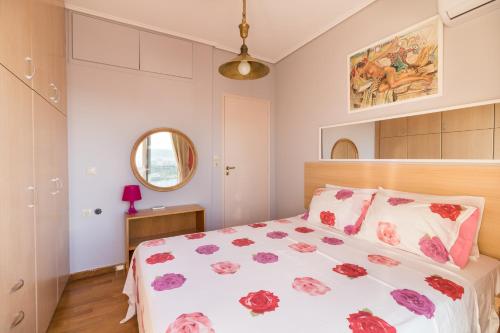 Un pat sau paturi într-o cameră la A Luxury Maisonette with Sea View
