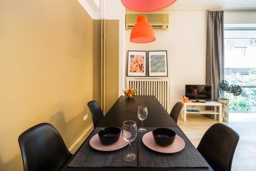 jadalnia z czarnym stołem i krzesłami w obiekcie One-Bedroom Apartment - Kolonaki w Atenach