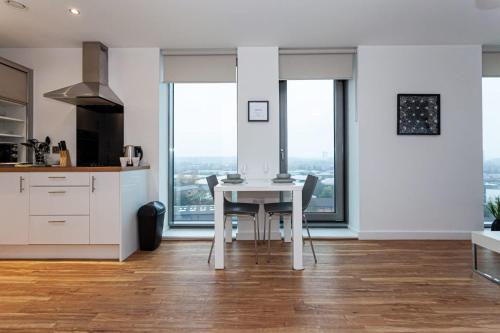 Modern and Cosy, Media City Two Bedroom Apartment, With Secure Parking and Access to Gym & Cinema Room