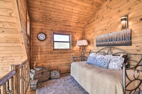 Khu vực ghế ngồi tại Modern Cabin with Deck Near Zion National Park!