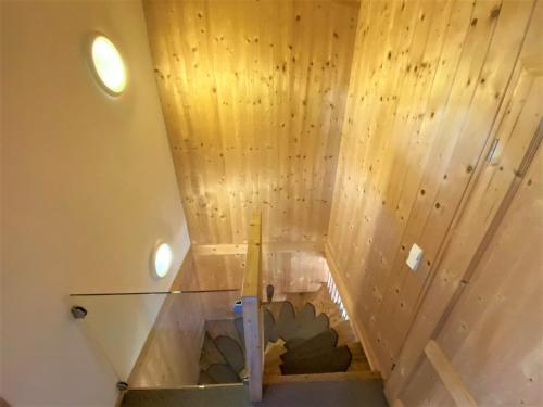 eine Treppe in einem Zimmer mit Holzwänden in der Unterkunft EXCLUSIVES Chalet an der SKIPISTE +Dampfbad +NETFLIX in Hohentauern