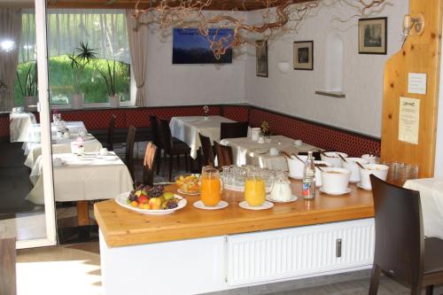 uma sala de jantar com uma mesa com comida em Hotel-Garni Fels em Riezlern