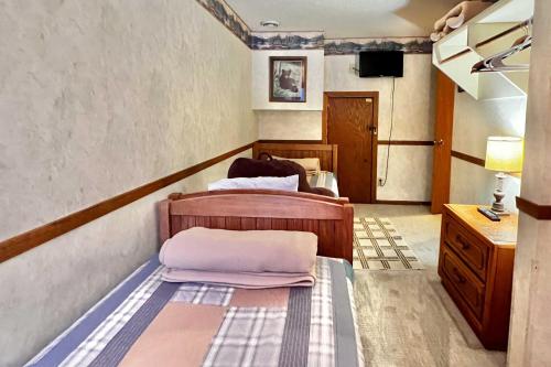 Postel nebo postele na pokoji v ubytování Ski-In, Ski-Out Townhome with Lofted Owners Suite