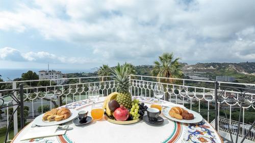 een tafel met een schaal fruit op een balkon bij RIAMA AGRIRESORT in Napels