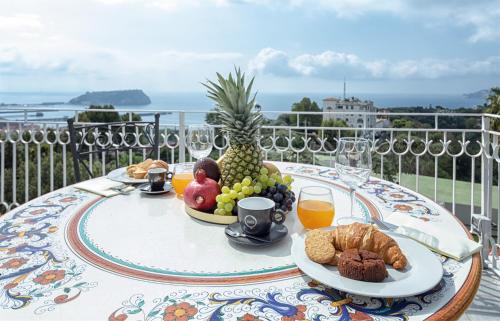 een tafel met een schaal fruit en brood op een balkon bij RIAMA AGRIRESORT in Napels