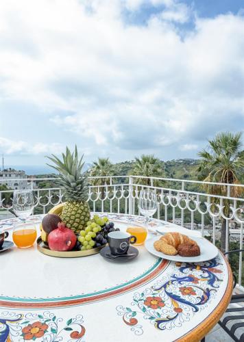 een tafel met een fruitschaal op een balkon bij RIAMA AGRIRESORT in Napels