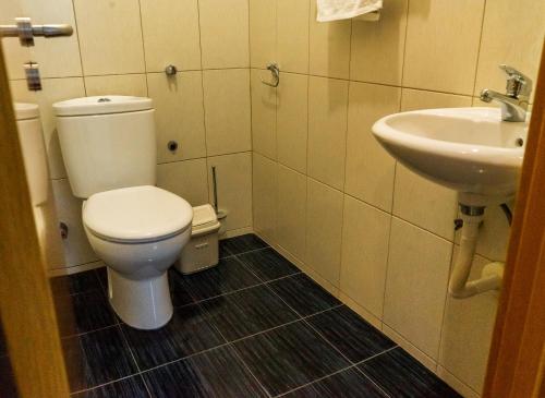 a bathroom with a toilet and a sink at Casa Sams in Paul