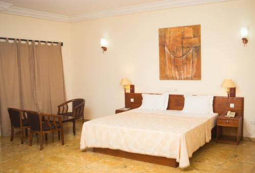 En eller flere senger på et rom på Hôtel Marbella