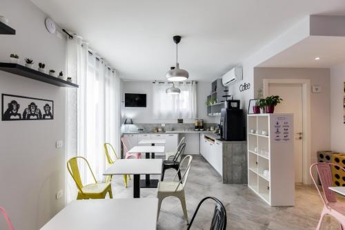 a kitchen and dining room with tables and chairs at Mincio Relais in Castelnuovo del Garda