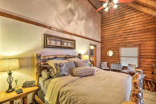 Imagen de la galería de Private Eureka Springs Cabin with Beaver Lake Views!, en Eureka Springs