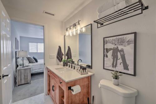 La salle de bains est pourvue d'un lavabo, de toilettes et d'un miroir. dans l'établissement Continental Country Club Gem with Covered Porch, à Flagstaff