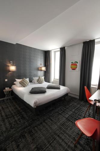 une chambre avec un grand lit blanc et une chaise rouge dans l'établissement Hotel France Albion, à Paris