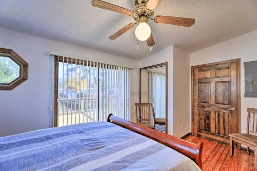 - une chambre avec un lit et un ventilateur de plafond dans l'établissement Cozy Cottage with Shared Dock on Dawson Creek, à Oriental