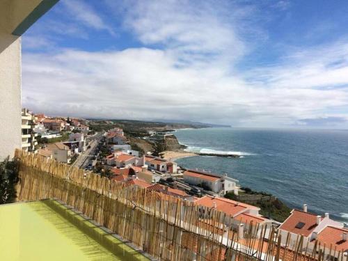 エリセイラにあるCasa dos Barcos by Innkeeperの塀付きの市街と海の景色