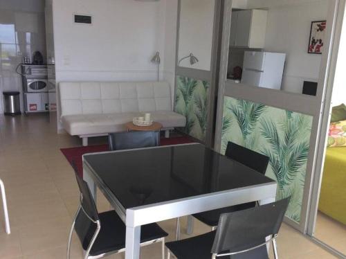 エリセイラにあるCasa dos Barcos by Innkeeperのリビングルーム(テーブル、椅子、ソファ付)