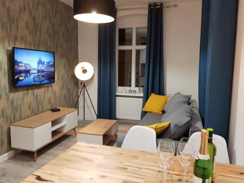 uma sala de estar com um sofá e uma mesa em Apartament Przy Placu Piastowskim em Jelenia Góra