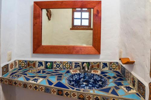 a bathroom with a mirror and a sink at Casa Miguel Arcangel in Coatepec