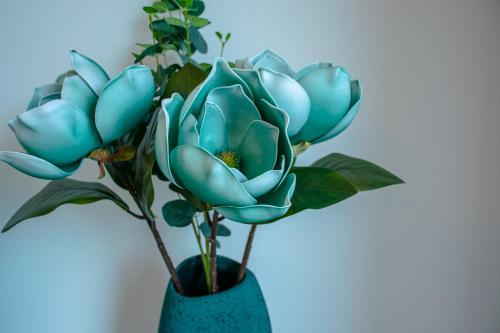 a blue vase with a bouquet of blue flowers at 5ª Vigia in Porto de Mós