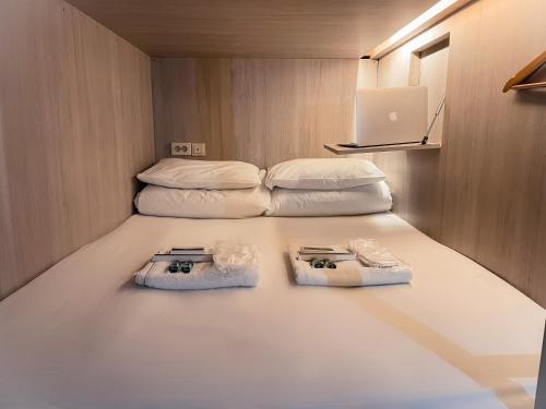 מיטה או מיטות בחדר ב-Capsule Hostel 47Nebo