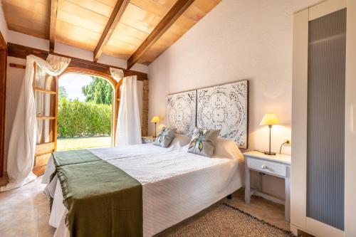 Posteľ alebo postele v izbe v ubytovaní Villa Costa Puerto Pollensa by JS Villas