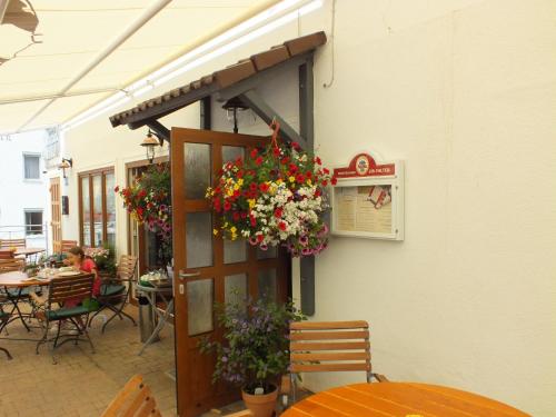 a restaurant with flowers hanging on a wall at Hotel Eisensteiner Hof in Bayerisch Eisenstein