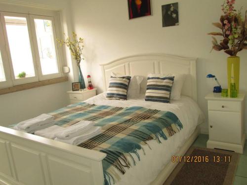 - un lit blanc avec 2 oreillers dans l'établissement Praça do Chile apartment, à Lisbonne