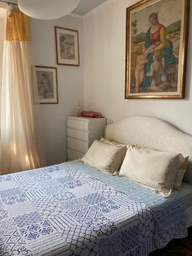 a bedroom with a bed with a painting on the wall at Casa vacanza sole lago… in Intra