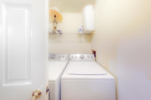 オーシャンシティにあるBlue Marlin 208の小さな白いランドリールーム(洗濯機、乾燥機付)