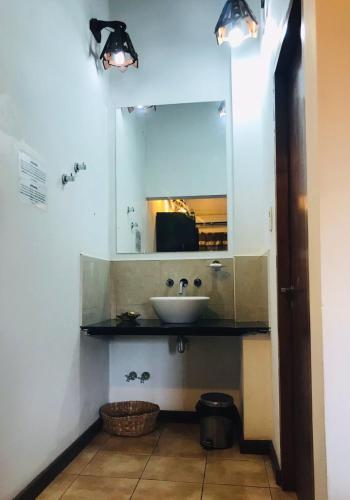 Una televisión o centro de entretenimiento en Si Mi Capitán - Cabañas & Habitaciones